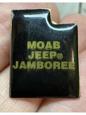 Moab Jeep Jamboree Utah State Shape Black Enamel Lapel Pin Off Road Gold Tone